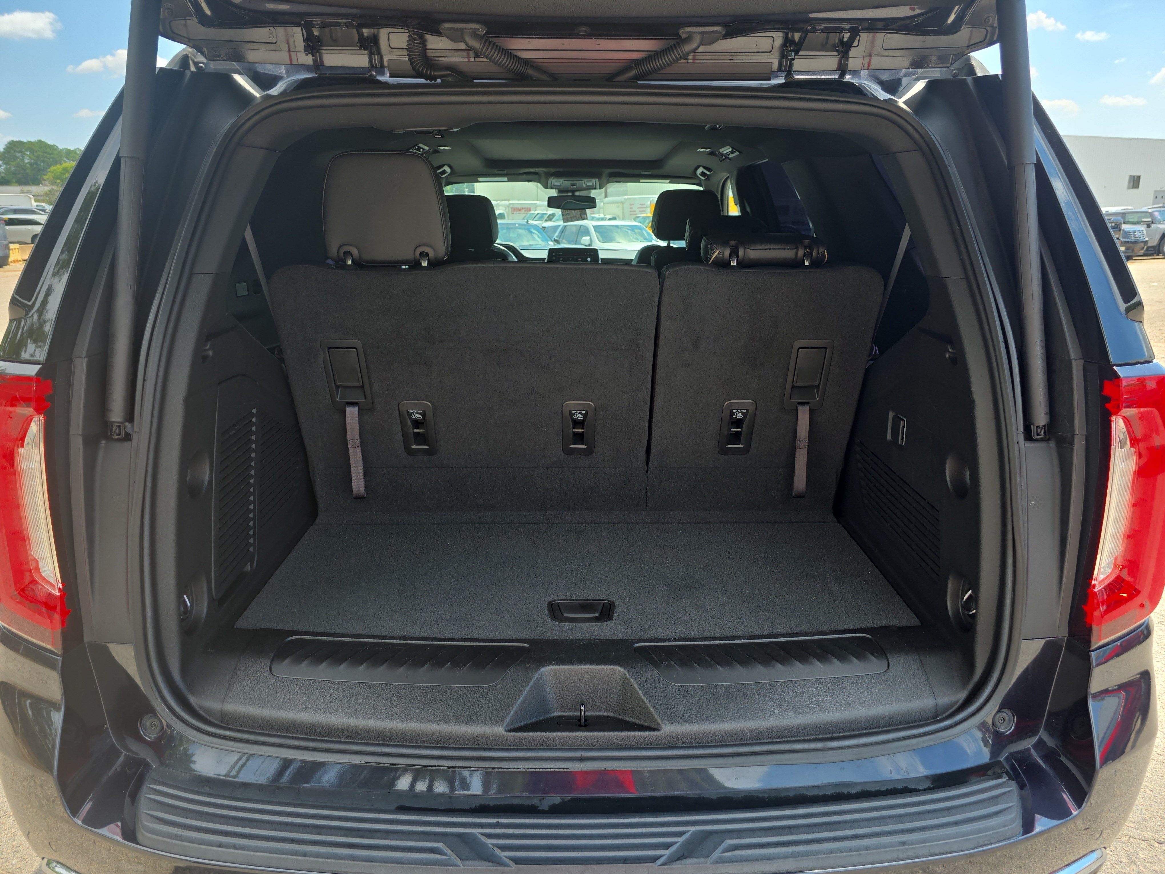 Used 2023 GMC Yukon SLT AWD/4WD image 13