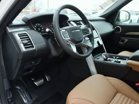 Used 2025 Land Rover Discovery Dynamic SE image 14