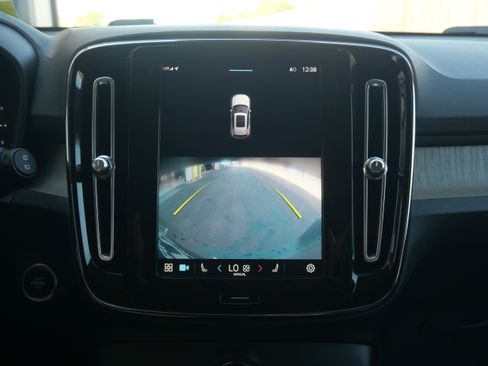 Used 2023 Volvo XC40 B5 Core image 14