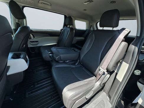 Used 2023 Kia Carnival LX FWD image 13