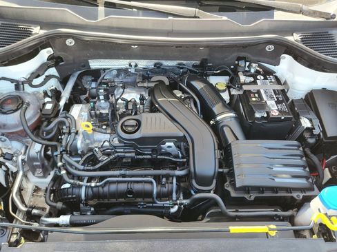 Used 2023 Volkswagen Taos SE w/ Panoramic Sunroof Package image 17