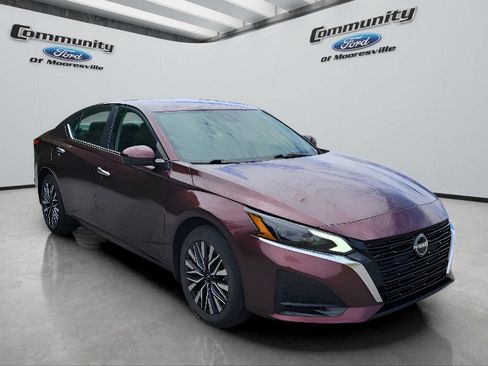 Used 2023 Nissan Altima 2.5 SV AWD/4WD image 3