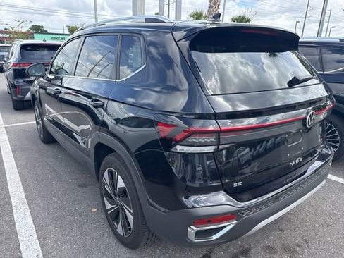 Used 2025 Volkswagen Taos SE w/ Panoramic Sunroof Package image 7