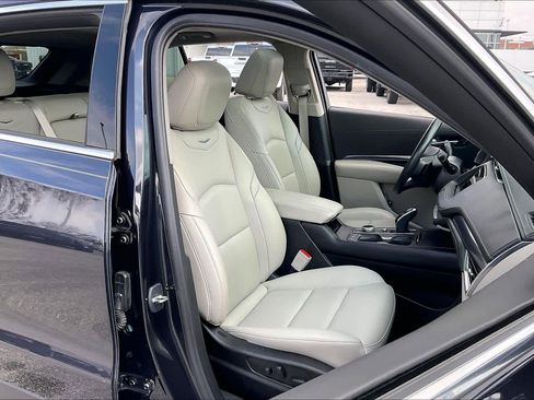 Used 2023 Cadillac XT4 Luxury w/ Cold Weather Package image 9