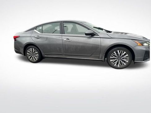 Used 2024 Nissan Altima 2.5 SV w/ SV Premium Package image 4