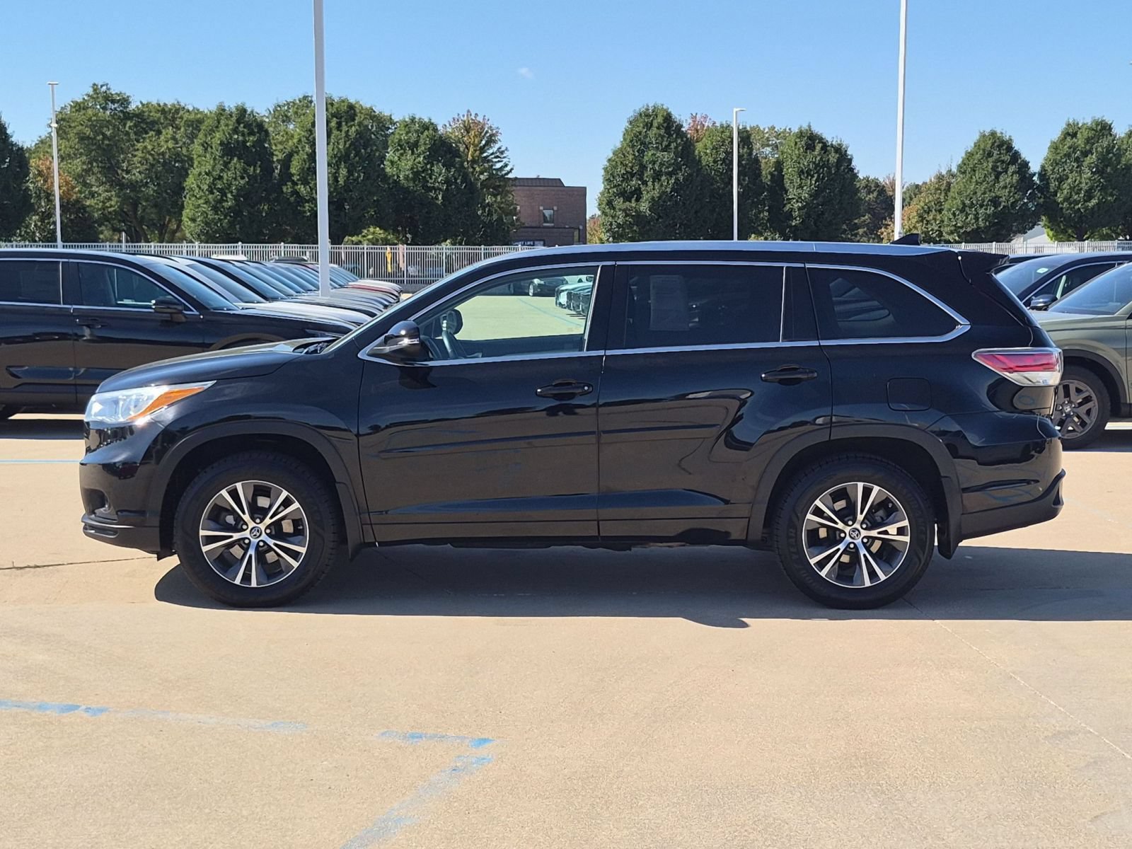Used 2016 Toyota Highlander XLE AWD/4WD image 9