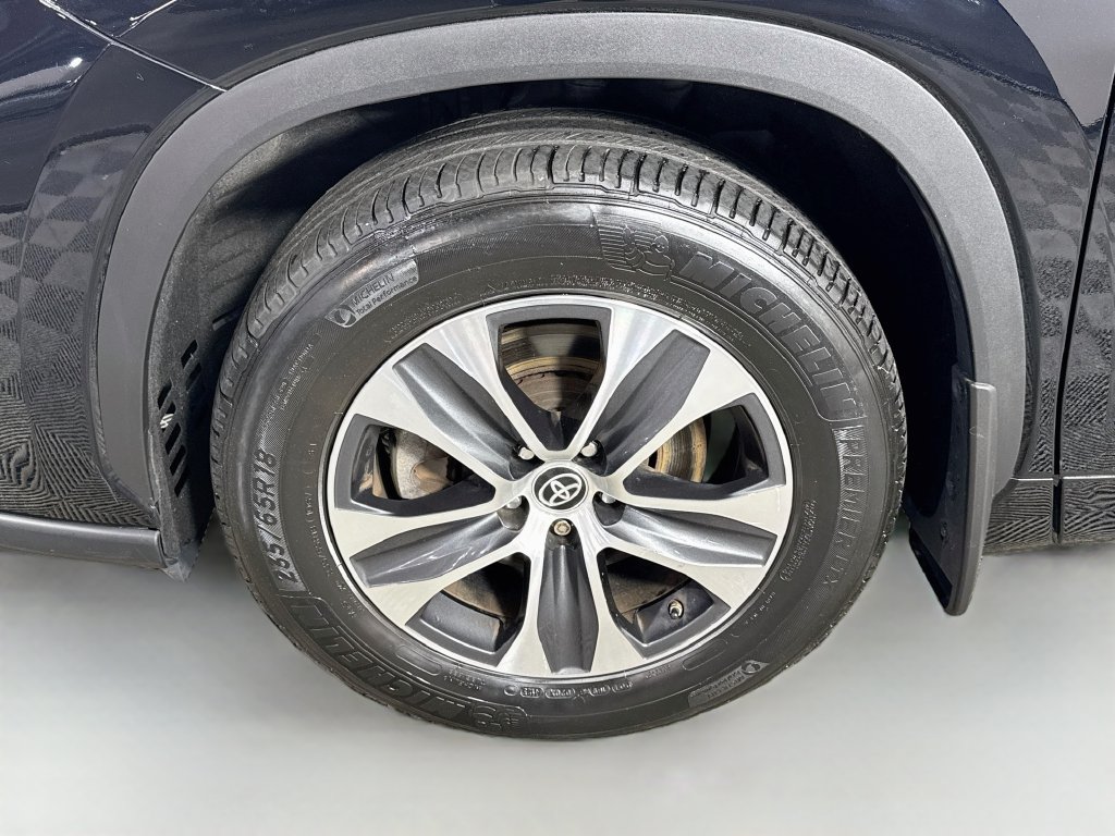 Used 2023 Toyota Highlander XLE AWD/4WD image 4