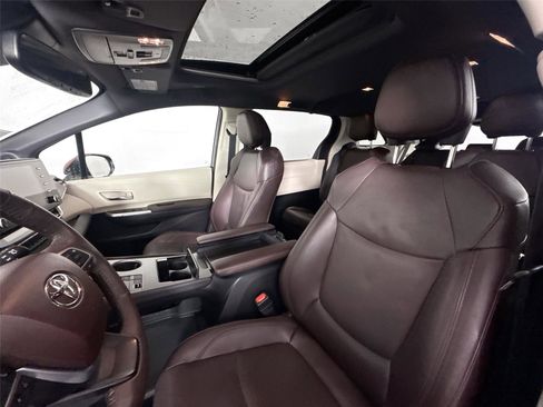 Certified 2022 Toyota Sienna Platinum image 3