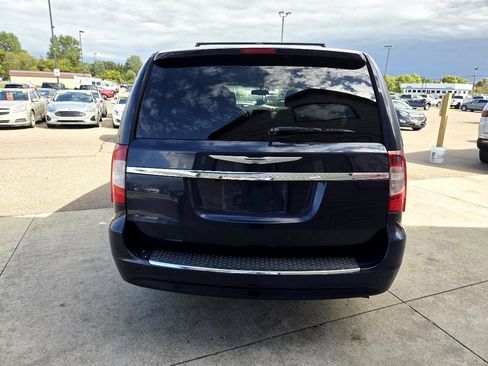 Used 2013 Chrysler Town & Country Touring image 6