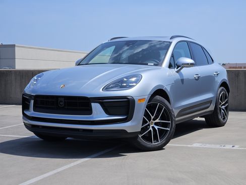 Certified 2025 Porsche Macan AWD/4WD image 1