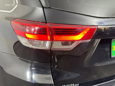 Used 2018 Toyota Highlander LE image 35