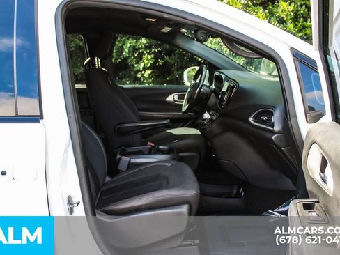 Used 2019 Chrysler Pacifica Touring Plus w/ S Appearance Package FWD image 22