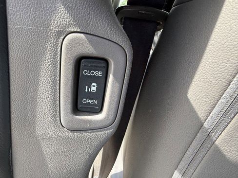 Used 2011 Honda Odyssey Touring Elite image 19