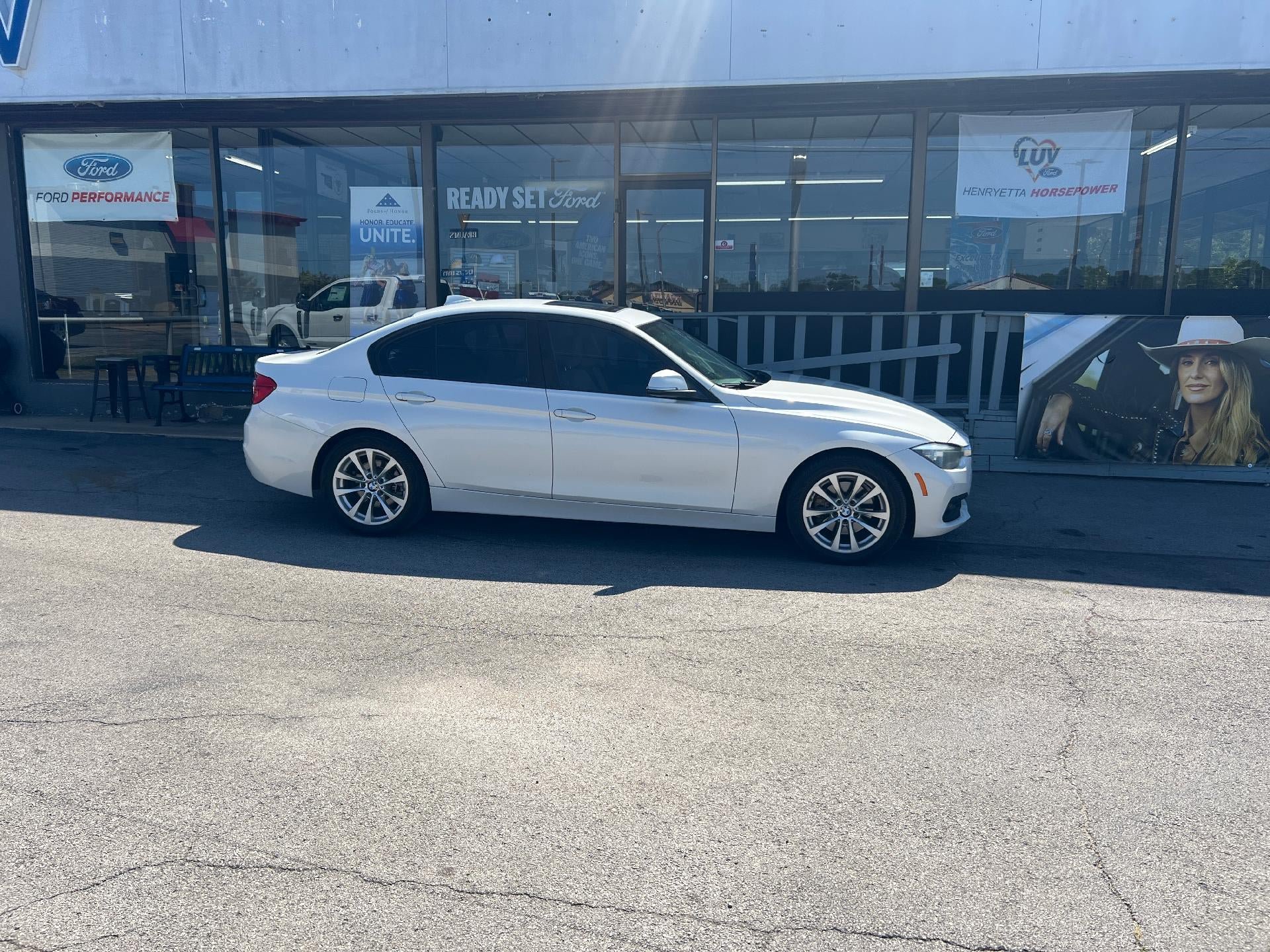 Used 2017 BMW 320i Sedan RWD image 2