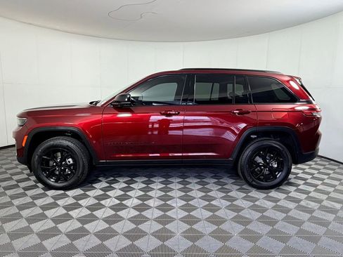 Used 2025 Jeep Grand Cherokee Altitude AWD/4WD image 10