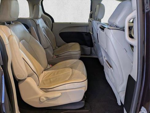 Used 2017 Chrysler Pacifica Platinum image 23