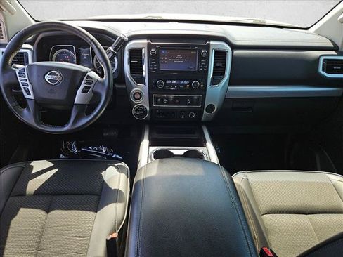 Used 2017 Nissan Titan PRO-4X AWD/4WD image 19
