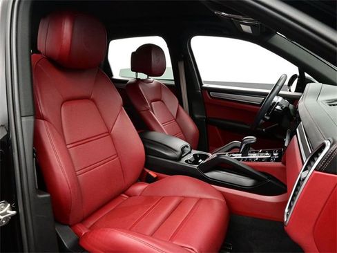 Used 2023 Porsche Cayenne Platinum Edition image 18