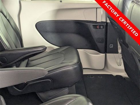 Certified 2024 Chrysler Pacifica Touring-L image 32