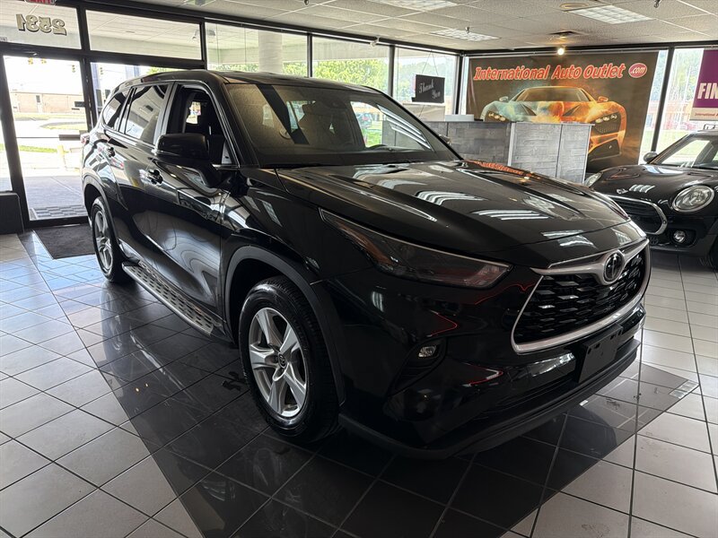 Used 2025 Toyota Highlander LE FWD image 4
