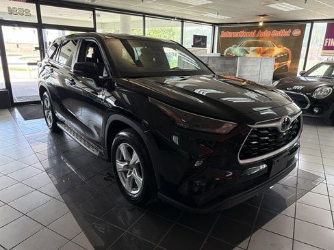 Used 2025 Toyota Highlander LE FWD image 4