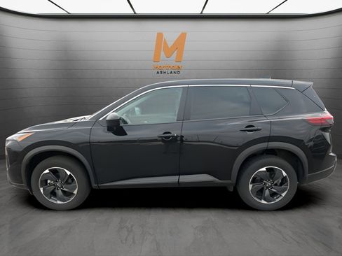 Used 2025 Nissan Rogue SV image 2