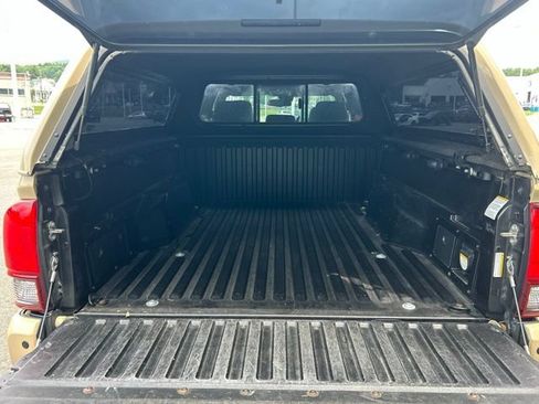 Used 2018 Toyota Tacoma TRD Off-Road w/ Technology Package AWD/4WD image 42