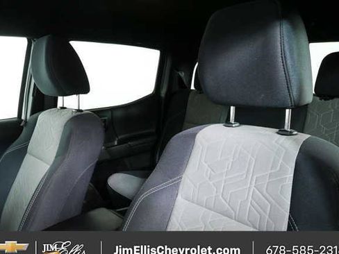 Used 2022 Toyota Tacoma TRD Sport w/ Technology Package AWD/4WD image 5