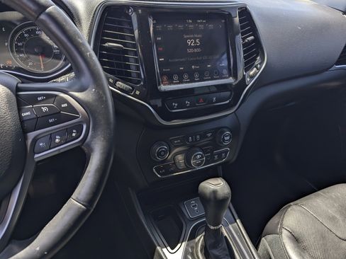 Used 2019 Jeep Cherokee Limited w/ Technology Group FWD image 9