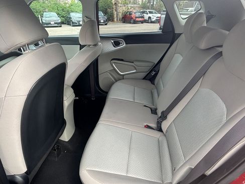 Used 2025 Kia Soul LX w/ LX Technology Package FWD image 22