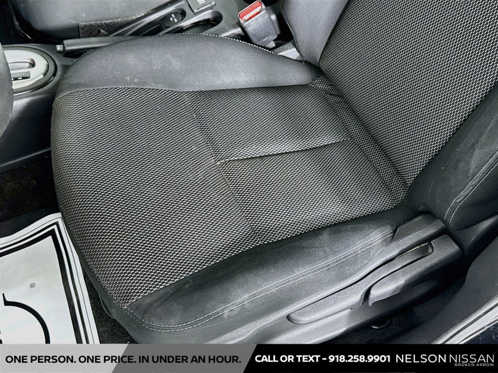 Used 2016 Nissan Versa SV FWD image 17
