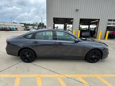 Certified 2025 Honda Accord SE image 9