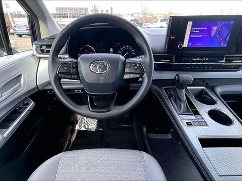 Used 2025 Toyota Sienna LE image 5