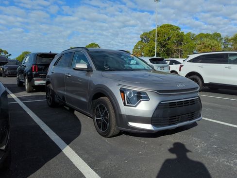 Used 2024 Kia Niro EX image 2