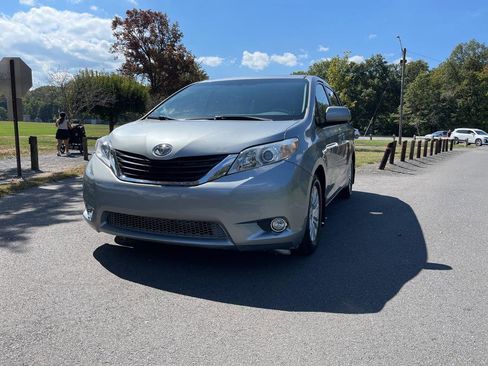 Used 2012 Toyota Sienna XLE w/ Entertainment Pkg image 13