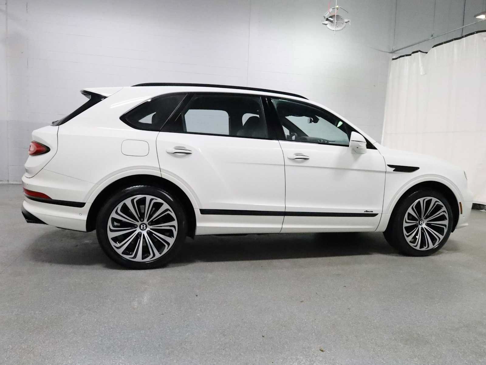 Used 2024 Bentley Bentayga AWD/4WD image 10
