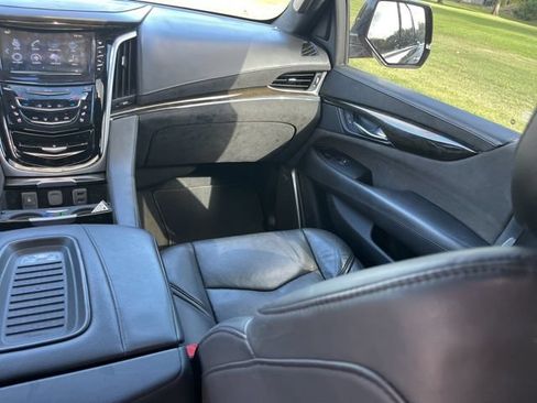 Used 2020 Cadillac Escalade Platinum AWD/4WD image 35