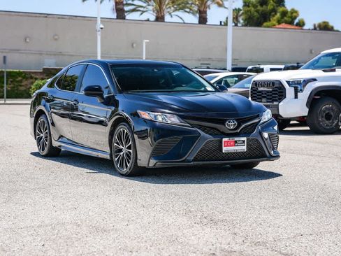 Used 2018 Toyota Camry SE FWD image 3