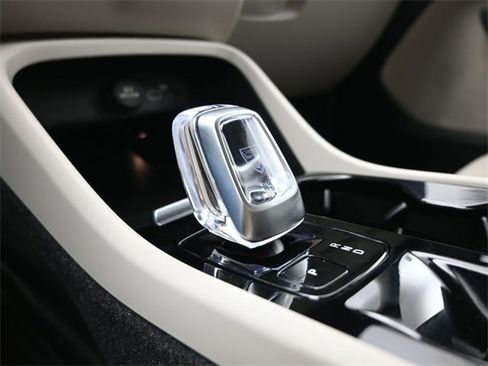 Used 2023 Volvo XC40 B5 Plus w/ Climate Package image 11