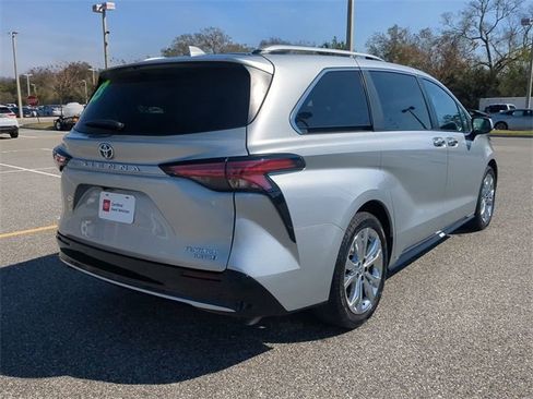 Certified 2023 Toyota Sienna Platinum image 4