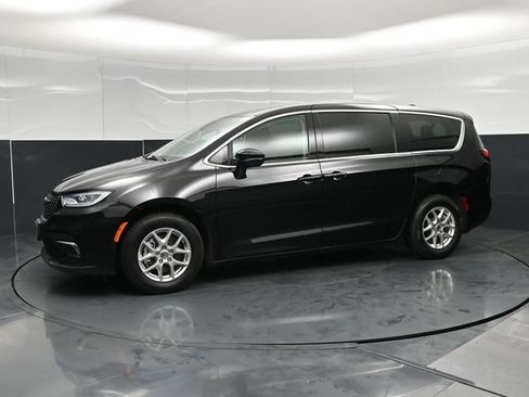 Certified 2024 Chrysler Pacifica Touring-L FWD image 9