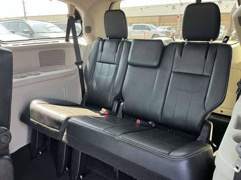 Used 2014 Chrysler Town & Country Touring-L w/ Driver Convenience Group FWD image 16