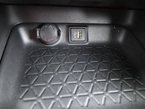 Used 2024 Toyota RAV4 XLE FWD image 31