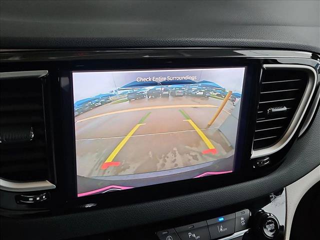 Used 2023 Chrysler Pacifica Touring-L FWD image 13