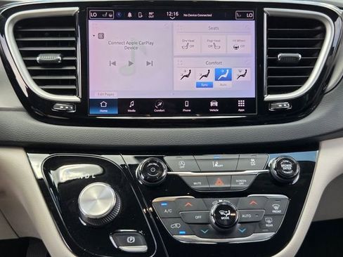 Used 2022 Chrysler Pacifica Touring-L FWD image 14