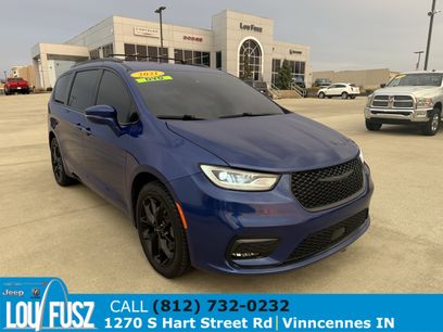 Used 2021 Chrysler Pacifica Touring-L w/ Uconnect Theater Family Group