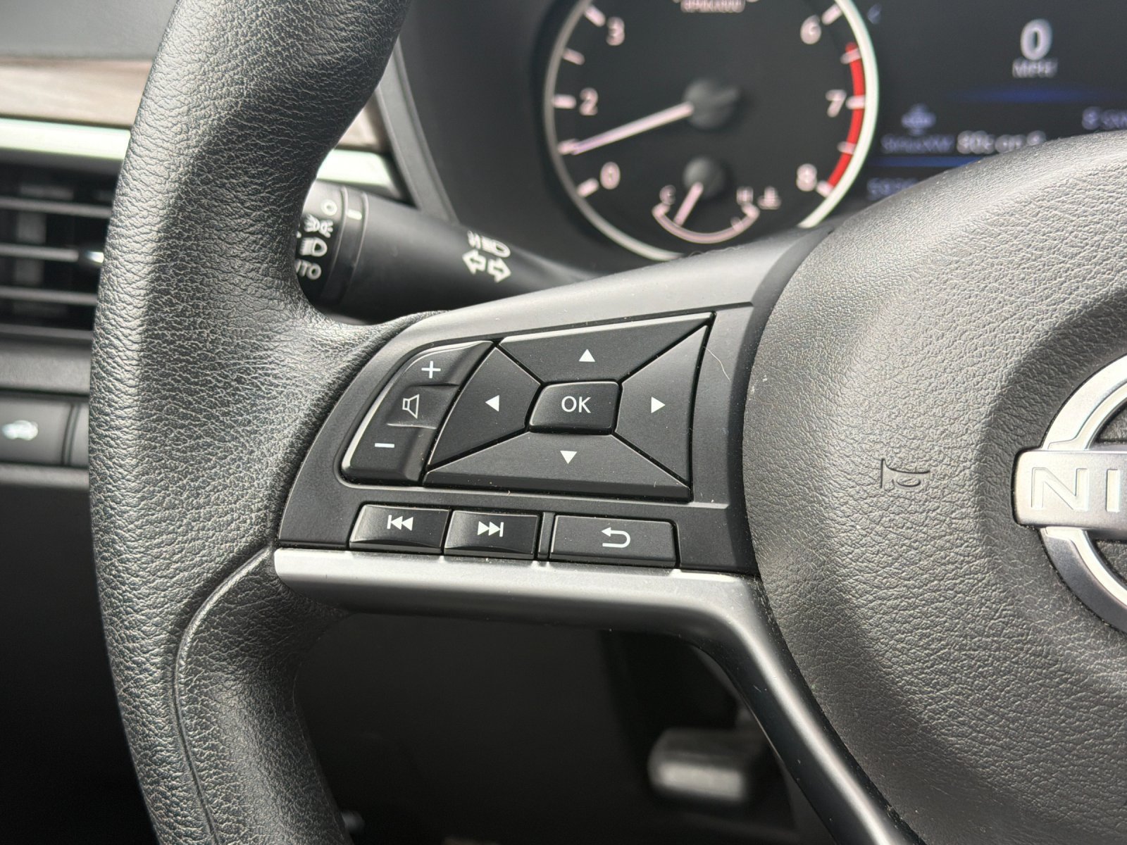 Used 2024 Nissan Altima 2.5 SV FWD image 26