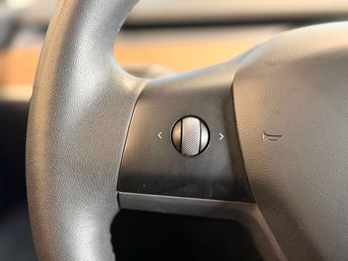 Used 2021 Tesla Model Y Long Range AWD/4WD image 25