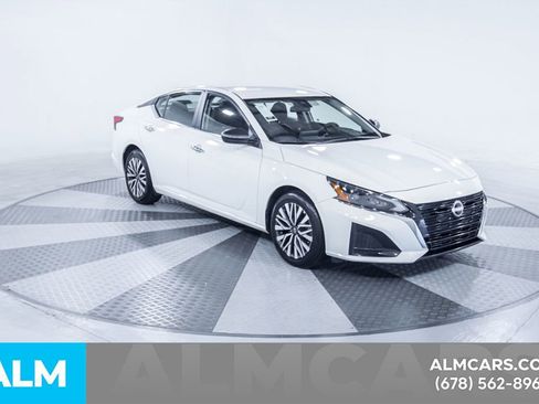 Used 2025 Nissan Altima 2.5 SV FWD image 14