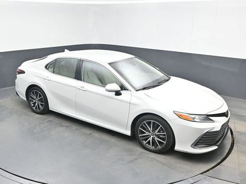 Used 2022 Toyota Camry XLE FWD image 1